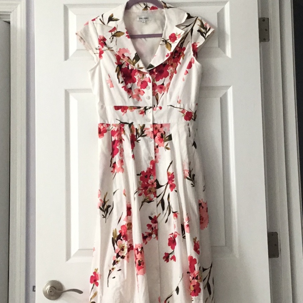 Jones Studio Floral Dress with Pockets!